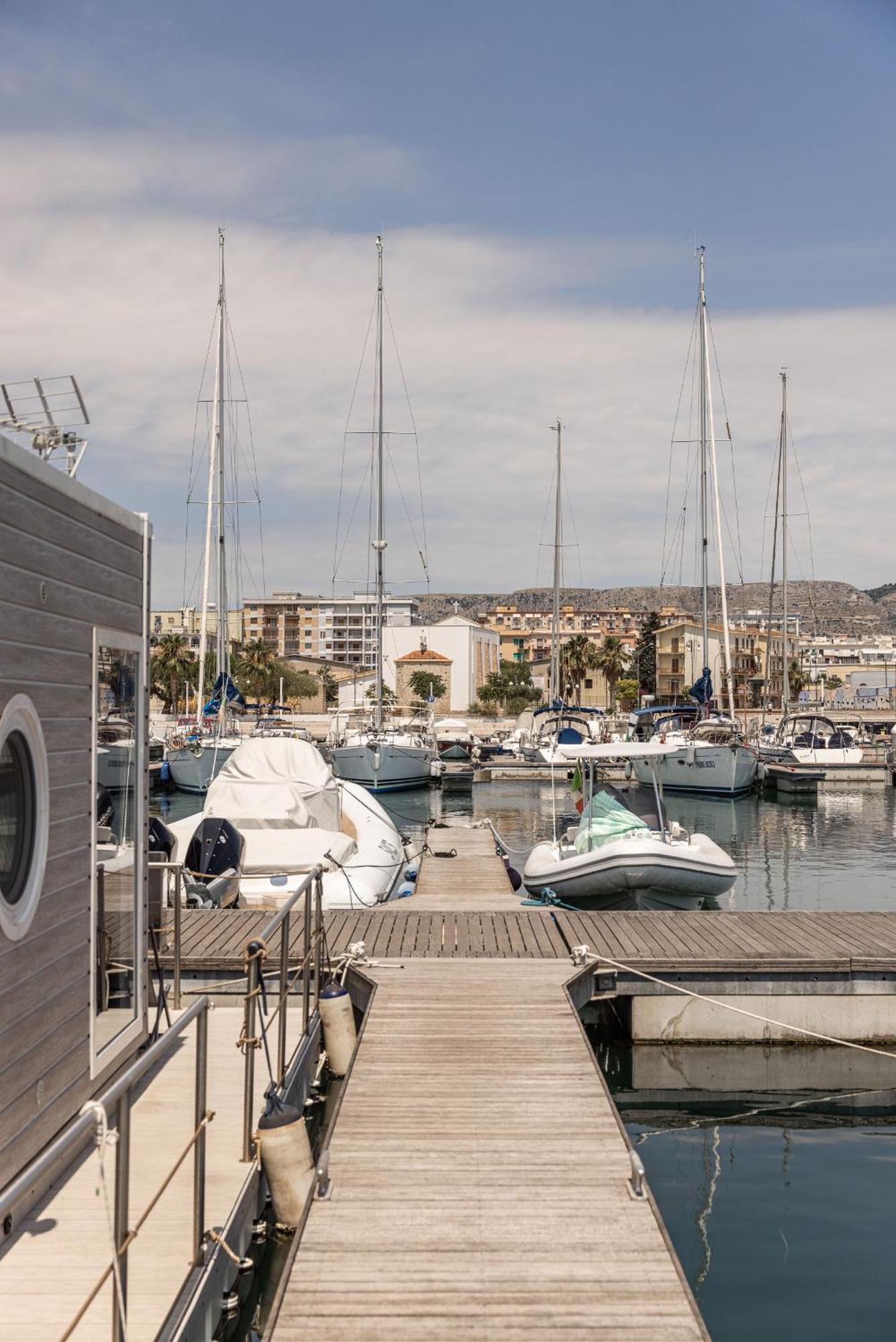 Отель Marina Del Gargano Houseboat Манфредония Экстерьер фото