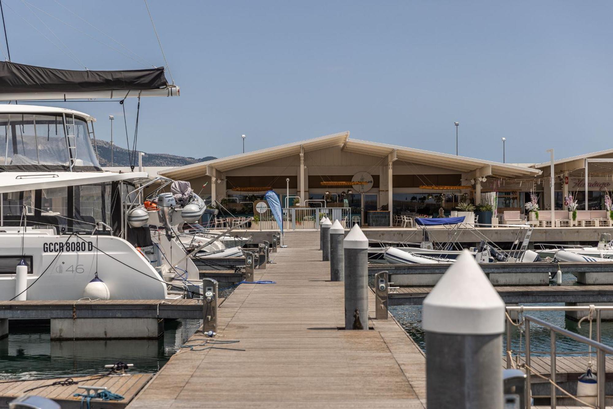 Отель Marina Del Gargano Houseboat Манфредония Экстерьер фото