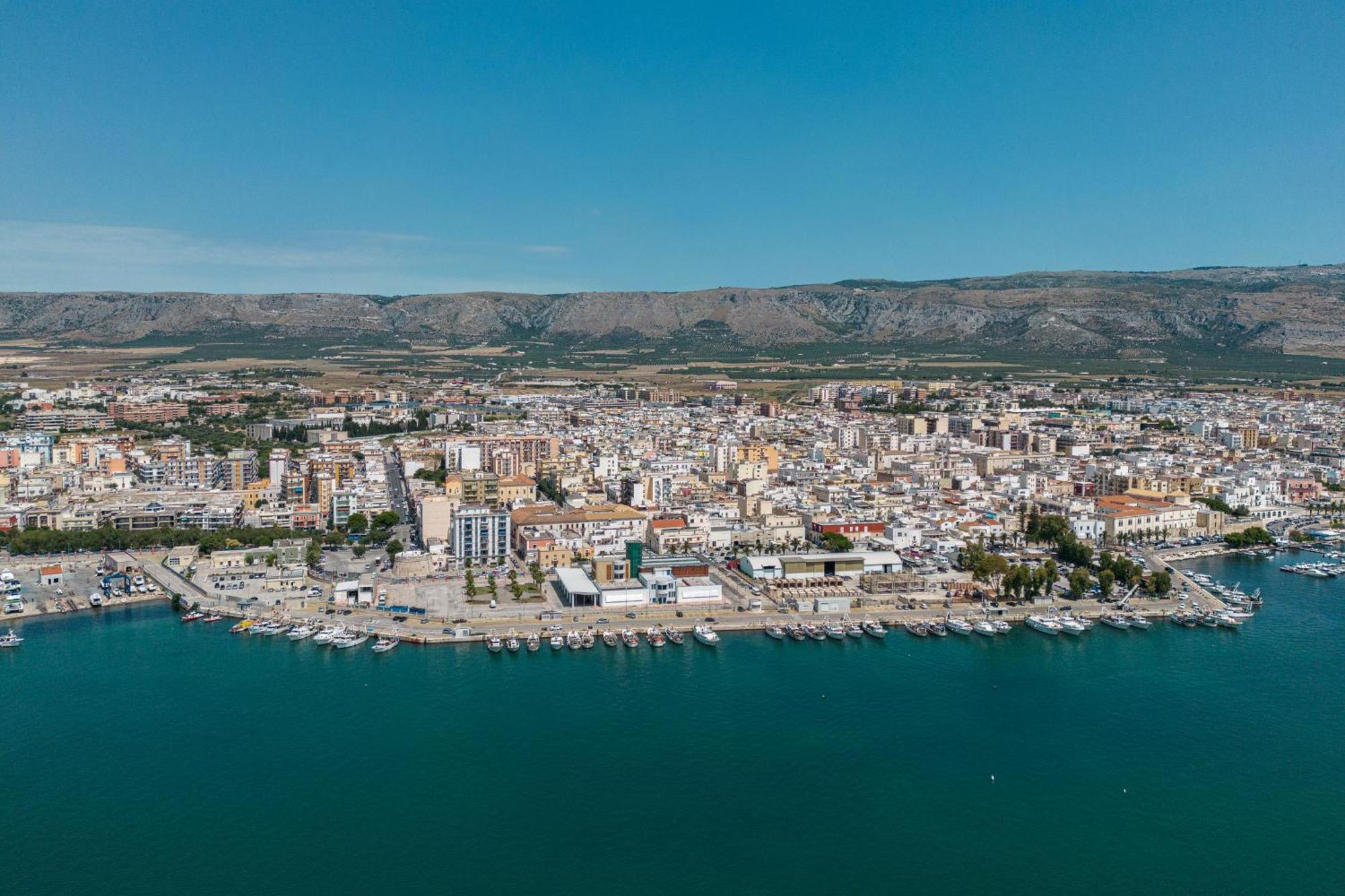 Отель Marina Del Gargano Houseboat Манфредония Экстерьер фото